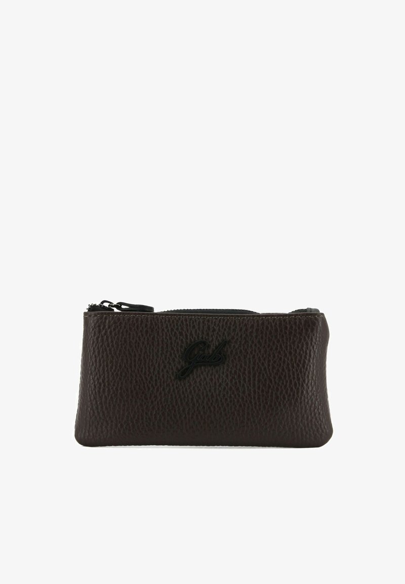 Borsa in pelle marrone con finitura testurizzata, dotata di chiusura con zip e logo in rilievo sul davanti. Forma rettangolare compatta.