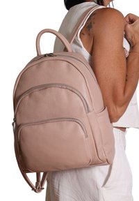 Zaino in pelle rosa con finitura texture, manico arrotondato, molteplici tasche con zip e spallacci regolabili.