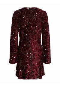 Vinaröd klänning täckt av paljetter, med långa ärmar, rund halsringning och längd till mitten av låret med en slät yta.