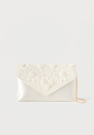Pochette en satin crème avec broderie de perles et fleurs sur le rabat, et une fine chaîne dorée sur fond blanc.