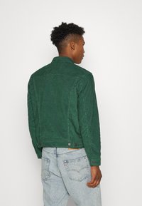 Levi's® TRUCKER JACKET - Casaco de ganga - pineneedle