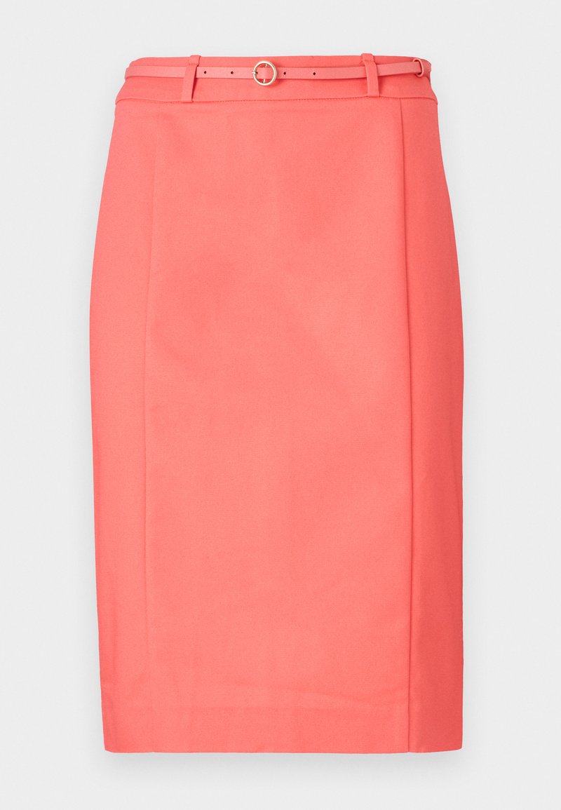 Jupe crayon corail en tissu lisse, avec des passants de ceinture et une fine ceinture à boucle ronde, coupe droite avec un minimum de détails.