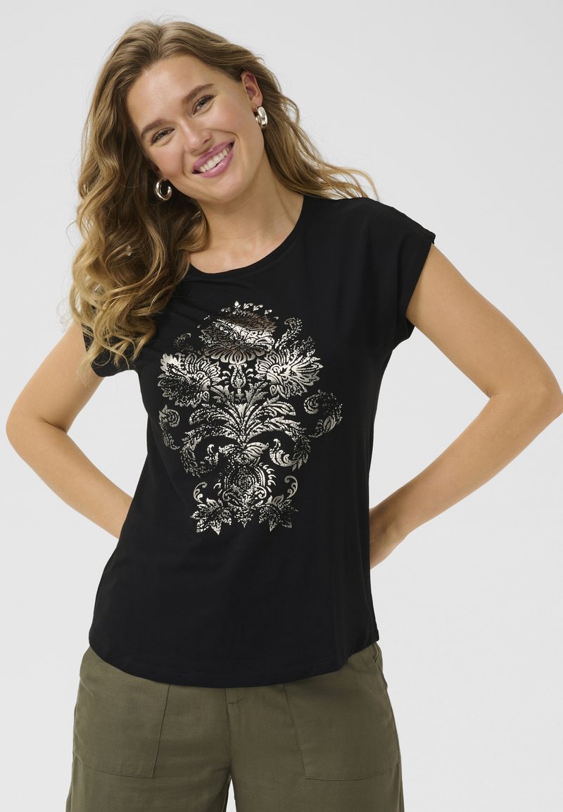 Zwart T-shirt met een metallic bloemenontwerp, korte mouwen en een ronde halslijn, gecombineerd met olijfgroene broeken.