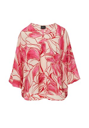 Kwiatowa bluzka w jasnym kremie z dużymi różowymi wzorami kwiatowymi, krótkie rękawy i luźny krój, wykonana z lekkiego materiału.