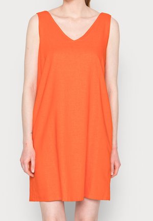 Ärmelloses, leuchtend orangefarbenes Kleid mit V-Ausschnitt, getragen von einer Person, die vor einem schlichten hellen Hintergrund steht.