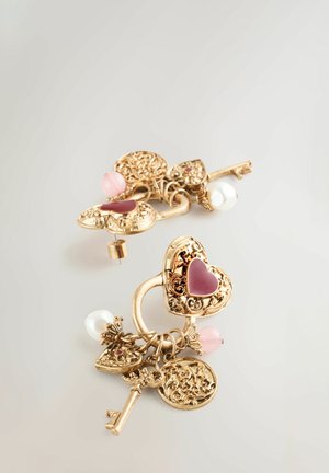 Goldfarbene Ohrringe mit kunstvollen, vintage-inspirierten Schlüssel- und Herzdesigns, verziert mit rosa Steinen und Perlen, die eine detaillierte Textur präsentieren.