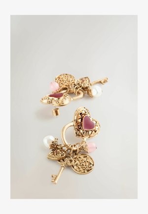 Goldfarbene Ohrringe mit kunstvollen, vintage-inspirierten Schlüssel- und Herzdesigns, verziert mit rosa Steinen und Perlen, die eine detaillierte Textur präsentieren.