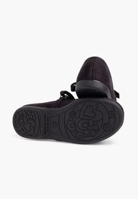 Pantof cu vârf rotund din suede negru, cu detaliu de curea și talpă din cauciuc texturat, decorată cu modele de inimi și flori.