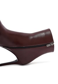 Bordeaux leren enkellaars met een strakke silhoeët, zijrits, puntige neus en een hoge stilettohak. Gladde, glanzende textuur.
