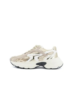 Sneaker massiccio beige e oro metallizzato con accenti bianchi, chiusura con lacci e suola bianca spessa con dettagli di battistrada neri.