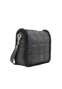 Schwarze gesteppte Schultertasche mit plüschigem schwarzen Fellbesatz, silberfarbenen Beschlägen und verstellbarem Riemen. Sie verfügt über ein auffälliges „B“-Logo auf der Vorderseite.