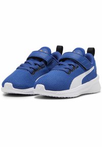 Zapatillas de malla azul con detalles en blanco, punta redondeada y cordones elásticos. Presentan una correa en la lengüeta para un ajuste seguro.