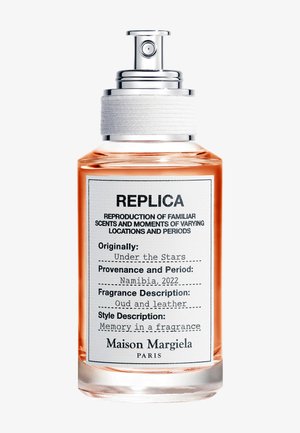 Flacon de parfum Maison Margiela Replica portant l’étiquette « Under the Stars », Namibie 2022, aux notes parfumées de oud et de cuir.