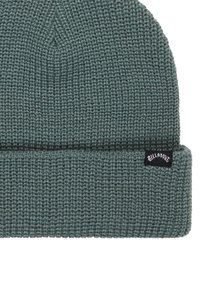 Cappello di lana a maglia in un colore teal attenuato, con risvolto e una piccola etichetta con il marchio sul lato. Realizzato in morbido filato testurizzato.