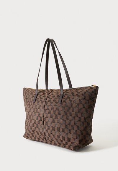 Sac cabas à carreaux marron avec des anses en cuir marron foncé et une fermeture éclair dorée, avec un motif de logo subtil et répétitif.