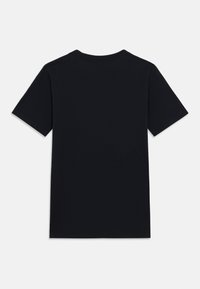 Μαύρο βαμβακερό μπλουζάκι με κοντά μανίκια, λαιμόκοψη τύπου crew, ομαλή υφή και χωρίς ορατά λογότυπα ή σχέδια στην πλάτη.