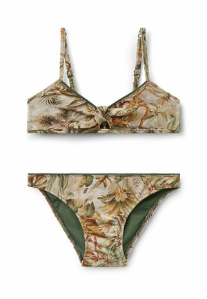To-delt bikini med grøn og beige tropisk bladmønster, med en knyttet fronttop og matchende lavtaljede trusser.