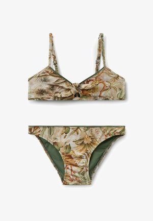 To-delt bikini med grøn og beige tropisk bladmønster, med en knyttet fronttop og matchende lavtaljede trusser.