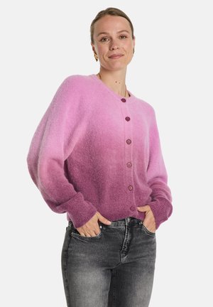 Rosa Ombre-Strickjacke aus weichem Material, mit Knopfverschluss und gerippten Bündchen. Lichtrosa bis dunkelrosa Farbverlauf mit rundem Halsausschnitt.