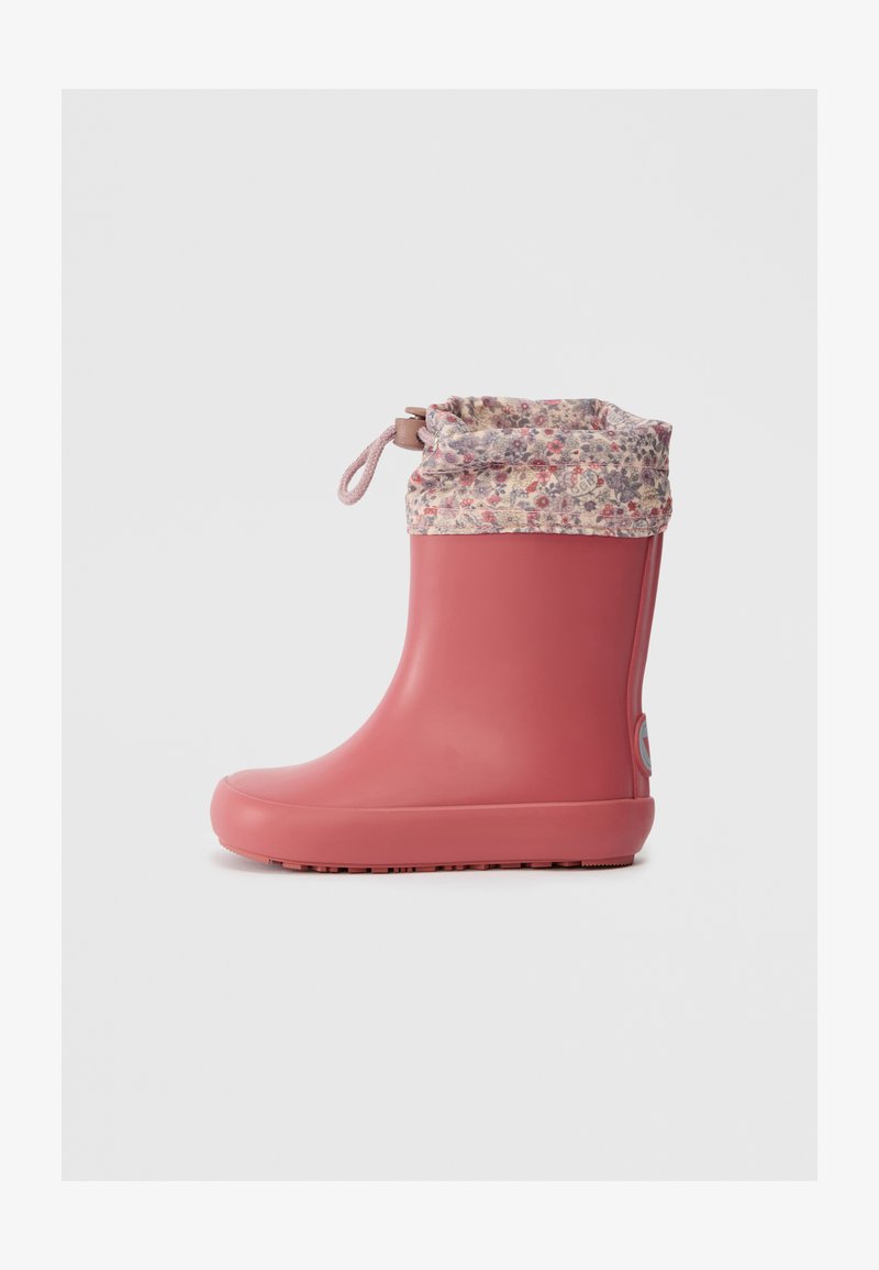 Bērnu rozā gumijas lietus zābaki ar ziedu auduma apkakli un regulējamu auklu aizdari uz vienkārša balta fona.