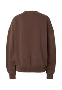 Sweatshirt marron à col rond avec poignets et ourlet côtelés, comportant un petit texte brodé « Moments to Memories » près du bas du dos, au centre.