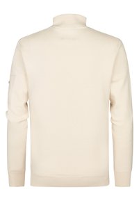 Maglione color crema con colletto alto, maniche lunghe e orlo a coste. Realizzato in tessuto liscio, presenta un dettaglio di cucitura sul retro.