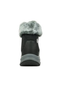 Botte noire à la cheville avec un col en fausse fourrure grise, surface texturée et semelle en caoutchouc. Présente un accent métallique près du col.