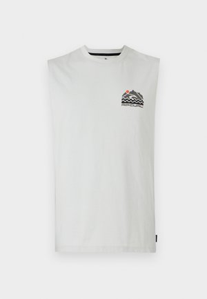 T-shirt sans manches en coton, présentant un graphique de montagne et de vague en noir et orange sur la zone gauche de la poitrine. Encolure ronde.