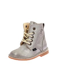 Stivale alla caviglia in pelle argentata glitterata per bambino con lacci beige, dettaglio floreale ricamato e suola in gomma marrone chiaro.