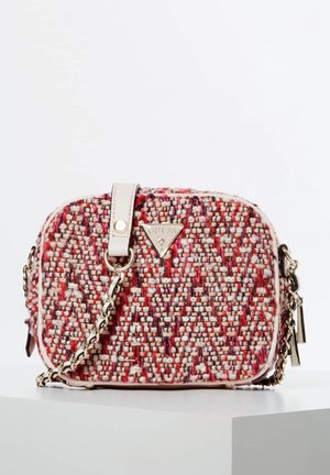 Prostokątna różowo-czerwona torebka typu crossbody z tweedu ze złotym łańcuszkowym paskiem, białymi skórzanymi detalami i plakietką Guess z przodu.