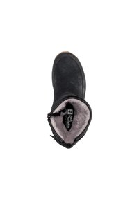 Bottine en suede noir avec une fermeture éclair, doublure grise douce et semelle flexible. Logo visible à l'intérieur de la bottine.
