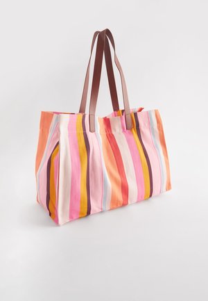 Geantă de mână cu dungi în nuanțe de roz, portocaliu și mov, prevăzută cu mânere robuste maro și un design spațios, ne-structurat.