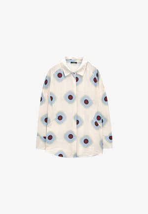 Kremowa koszula z długim rękawem, ozdobiona niebieskimi wzorami w kształcie diamentów z czerwonymi okrągłymi środkami, zapinana na guziki, z klasycznym kołnierzem.