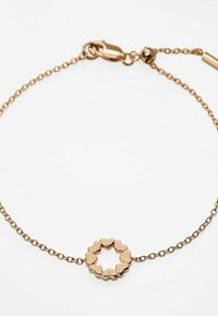 Bracciale color oro con design a catena, dotato di un charm centrale a forma di stella realizzato con cuori intrecciati. Texture liscia e chiusura a gancio.