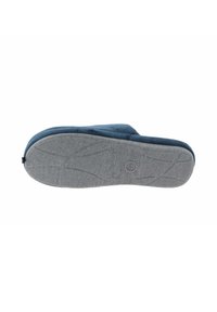 Suela gris con superficie texturizada, que presenta un patrón de tracción prominente. Parte superior confeccionada con material suave de color azul oscuro, con un diseño de perfil bajo.