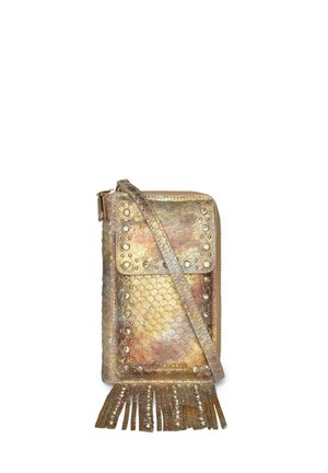 Bolso bandolera pequeño metálico dorado con textura similar a escamas, adornos de tachuelas, cremallera, cierre de solapa y detalle de flecos en la parte inferior.