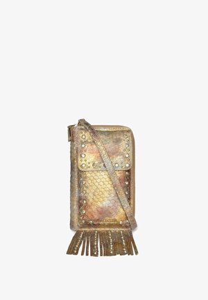 Bolso bandolera pequeño metálico dorado con textura similar a escamas, adornos de tachuelas, cremallera, cierre de solapa y detalle de flecos en la parte inferior.