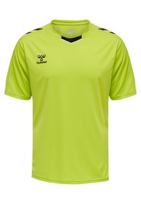 Camiseta deportiva de manga corta en un brillante color verde lima con el logo negro de Hummel en el lado izquierdo del pecho y rayas en forma de chevrón negras en los hombros.