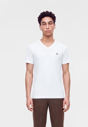 GANT, SLIM SHIELD V NECK - Обикновена тениска - white