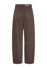 Brune, viddebenede denim bukser med høj talje, to baglommer og en beige mærkelap på linningen.