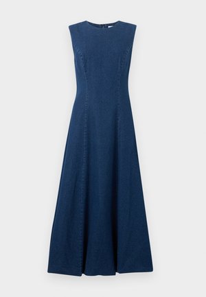 Robe maxi sans manches en denim bleu foncé avec corsage ajusté, jupe évasée, encolure ronde et fermeture éclair au dos.