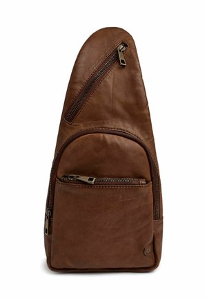 Borsa a tracolla in pelle marrone con una forma triangolare unica. Presenta più tasche con zip e una texture liscia.