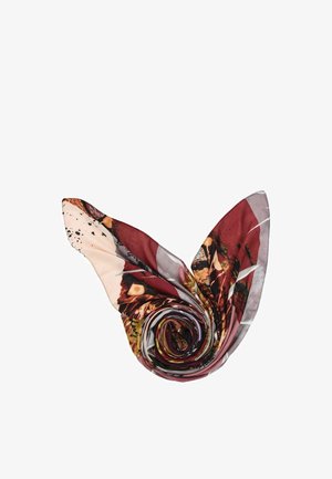 Foulard en soie avec des motifs abstraits bruns, rouges et crème, roulé en spirale avec deux extrémités pointues déployées vers l'extérieur.