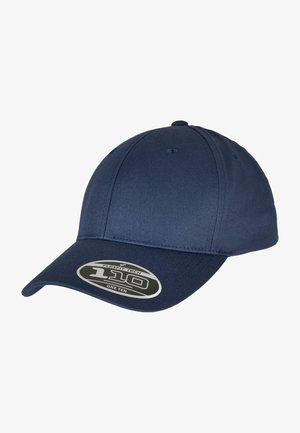 Gorra azul marino hecha de tejido duradero, con un diseño clásico, visera curva y una etiqueta negra con "FLEXFIT TECH 110" en el frente.