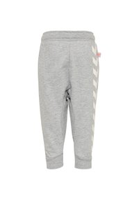 Grå sweatpants med en mjuk textur, med en ribbad midja och muddar, accentuerade med ett vitt chevron-mönster längs sidan.