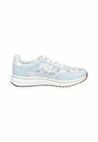 Baskets bleu clair avec lacets blancs, côtés en tissu à motif floral, semelle blanche et bande de roulement beige, vues de profil.