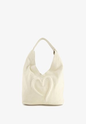 Hvid læder hobo taske med en blød tekstur, der har et fremtrædende syet hjerte-detalje på fronten og en bred skulderrem.