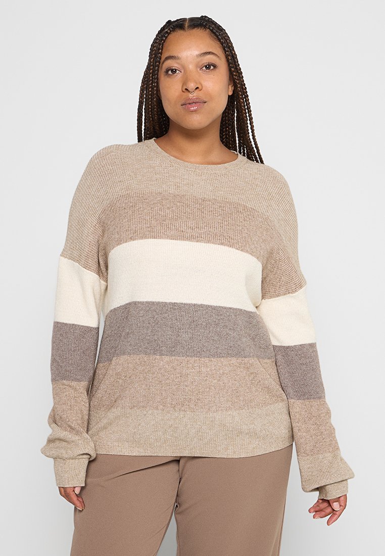 Beiger und cremfarbener gestreifter Pullover aus geripptem Strickstoff. Mit langen Ärmeln und lockerer Passform. Horizontale Streifen in unterschiedlichen Schattierungen.