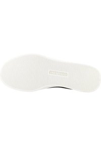 Podeszwa buta Skechers, z teksturowanym białym materiałem gumowym z pionowymi żłobieniami i gładką czarną krawędzią. Logo wytłoczone centralnie.