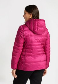 Giacca puffer fucsia con cappuccio, caratterizzata da un design trapuntato, chiusura con cerniera e tasche laterali. Tessuto liscio e lucido.